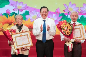 Chủ tịch Phan Văn Mãi trao Huy hiệu Đảng cho 140 đảng viên tại quận 1