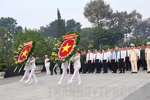 Đoàn đại biểu TP.HCM dâng hương tưởng niệm các anh hùng liệt sĩ