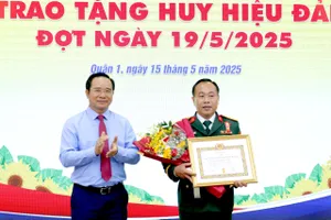 Chủ tịch UBND TP.HCM Nguyễn Văn Được trao Huy hiệu Đảng tại quận 1