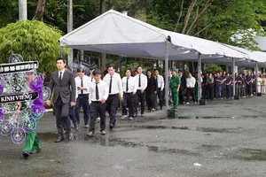 Chùm ảnh: Dòng người liên tục đến viếng nguyên Chủ tịch nước Trần Đức Lương tại TP.HCM