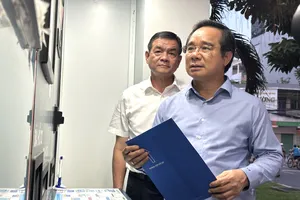 Chủ tịch Nguyễn Văn Được trải nghiệm nộp hồ sơ trực tuyến bằng ‘ATM 24/7’ ở quận 6