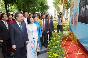 Ông Nguyễn Thanh Nghị dự triển lãm ảnh kỷ niệm 100 năm Báo chí Cách mạng