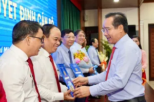 Trao quyết định bổ nhiệm lãnh đạo 54 đơn vị sự nghiệp trực thuộc UBND TP.HCM