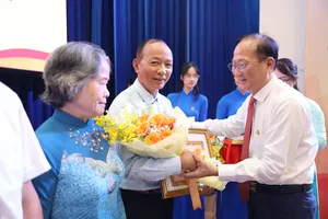 Đảng ủy UBND TP.HCM trao Huy hiệu Đảng cho 66 đảng viên