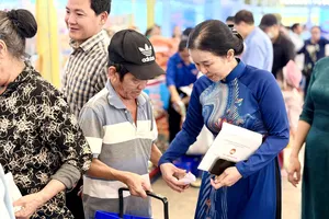 3 sổ tiết kiệm, siêu thị 0 đồng, suất cơm miễn phí... đến với người dân phường Bình Tân