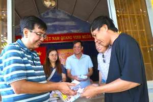 Báo Pháp Luật TP.HCM mang tấm lòng thơm thảo đến bà con vùng lũ Ninh Thuận cũ