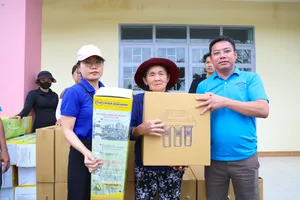 Báo Pháp Luật TP.HCM mang máy lọc nước về với bà con vùng lũ Phú Yên cũ