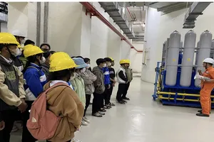 Đoàn học sinh tham quan, hướng nghiệp tại nhà máy thủy điện Buôn Tua Srah