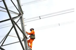 Chùm ảnh: Công nhân truyền tải điện 'căng mình' giữa trời nắng 40 độ C