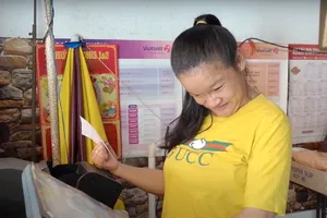 Quầy vé số hạnh phúc của cô gái khuyết tật: Kiếm tiền nuôi mẹ già, giúp đỡ chị gái học đại học