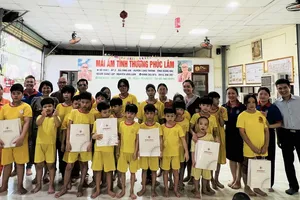 Nhiệt điện Phú Mỹ tặng quà cho các em thiếu nhi