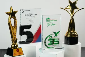 99+ mẫu kỷ niệm chương pha lê cao cấp, giá tốt tại GoGift