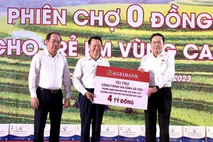 Agribank trao 4 tỷ đồng tài trợ 2 công trình xã hội ở Yên Bái