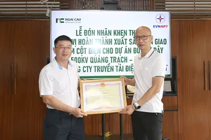 EVNNPT khen thưởng đơn vị đầu tiên hoàn thành sản xuất cột thép Dự án đường dây 500kV mạch 3