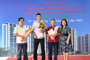 Hàng trăm cư dân tại TP.HCM nhận sổ hồng từ Công ty TNHH Chung Trang Linh