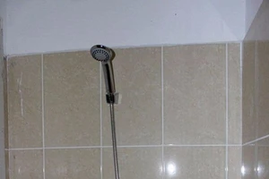 Chàng trai tử vong bất thường trong phòng tắm của nhà nghỉ 