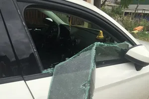 Điều tra vụ đập kính xe ô tô trộm iPad, điện thoại, 60 triệu đồng ​