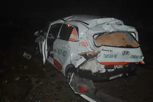 Taxi lao xuống biển, nữ hành khách tử vong