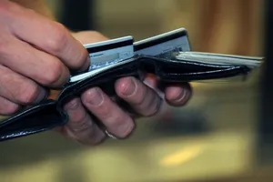 Trộm thông tin đồng nghiệp, em họ để lừa tiền ngân hàng 