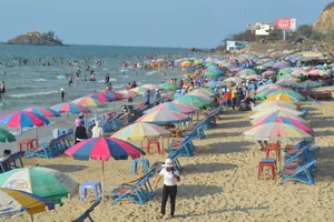 Vũng Tàu: Khách du lịch đông trên bãi biển sạch bong rác