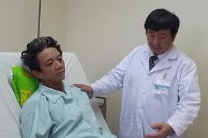 Cứu sống bệnh nhân bị xe tải chở đất cán qua người