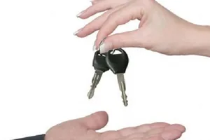 Mượn xe người quen đi trả nợ, bí quá cầm luôn ​