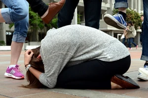 Cấm học sinh, sinh viên phát tán clip bạo lực lên mạng