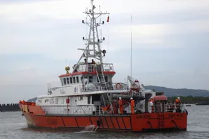 Bàn giao thuyền viên tàu cá bị đâm chìm ​