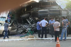 ​Xe bê tông lật nghiêng khi lao vào quán ăn