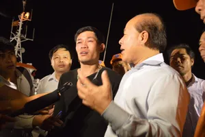 Đưa hai thuyền viên được cứu sống vào bờ