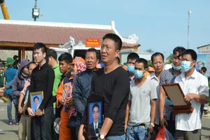 Nghẹn ngào đón thi thể 7 thuyền viên tàu Hải Thành 26