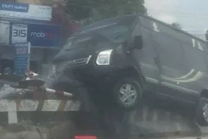  Va chạm xe tải, xe khách làm xiếc trên dải phân cách