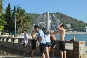 Vũng Tàu lắp vòi tắm tại Bãi Trước phục vụ dân