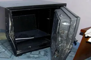 Đi ăn đám giỗ, về nhà thì két sắt bị khiêng đi