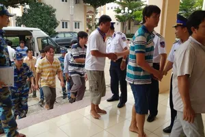 Đưa ngư dân trên tàu bị tàu nước ngoài đâm chìm vào bờ