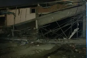 Điều tra vụ sập công trình siêu thị, 4 người bị thương