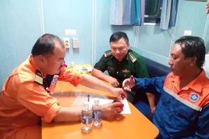 Tàu SAR kịp cứu ngư dân Bến Tre bị nạn trên biển