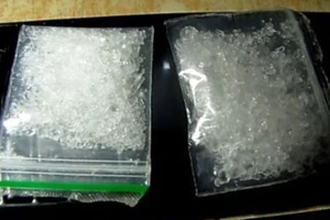 Lái ô tô chở nửa ký ma túy đá và 4 thanh kiếm