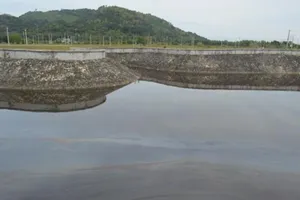 Chở nhớt cặn đổ trộm ra hồ nước ở Bà Rịa-Vũng Tàu