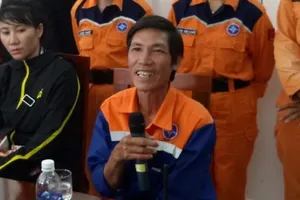 Một thuyền viên sống sót thần kỳ trong sóng dữ