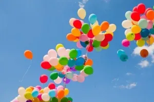 Muốn thả chùm bóng bay lên trời, phải xin phép ​