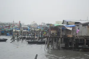 Bão số 16: Tạm ngừng di dời dân một số khu vực