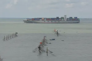  Nhóm công nhân bốc xếp trộm phế liệu tàu nước ngoài