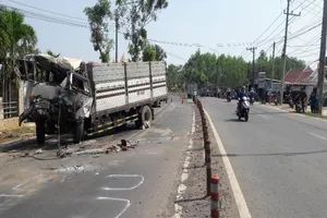 Ô tô tải đâm đuôi xe đầu kéo, tài xế tử vong