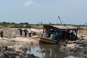 Bắt vụ đưa tàu vào hút cát ở khu vực Gò Ông Sầm