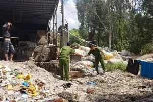 Cơ sở tái chế nhựa chui xả thải ra môi trường