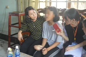 Các bên nói về việc bé 13 tuổi bị còng tay đưa về phường