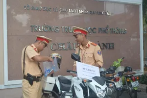 Cảnh sát giao thông tặng bút, thước cho thí sinh