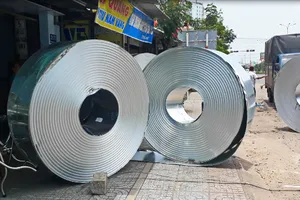 Hết hồn vì 4 cuộn tôn rơi xuống đường 'lao' vào quán cơm