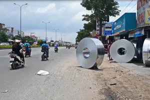 Phạt 10 xe đầu kéo buộc hàng hóa hớ hênh trên QL51